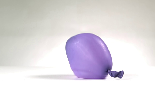 紫色的大水球落下视频素材