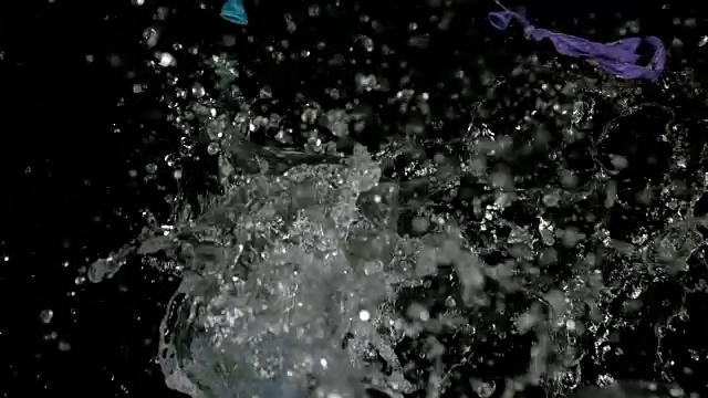 两个大水球爆炸了视频素材