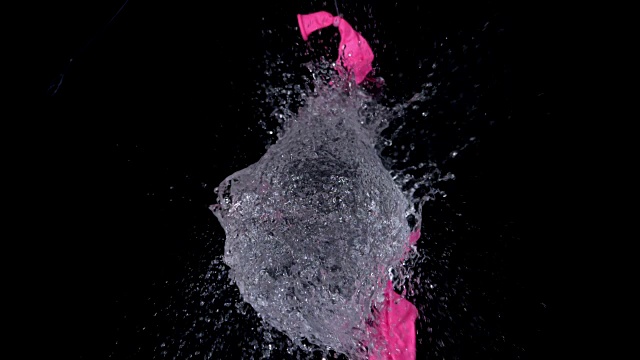粉红色的大水球爆炸了视频素材