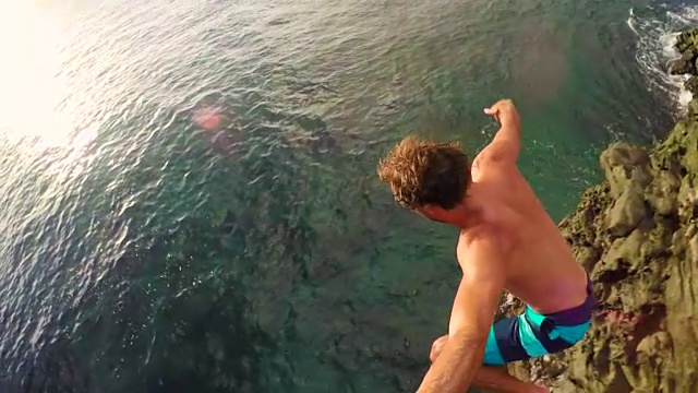 夏季极限运动悬崖跳跃户外生活方式视频下载