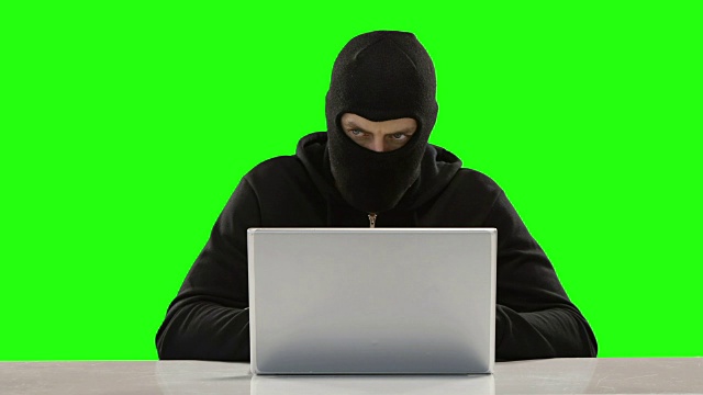 电脑黑客使用笔记本电脑视频素材