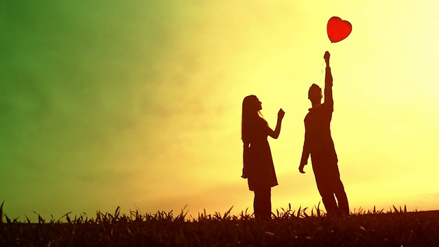可爱有趣的年轻夫妇情人节气球浪漫的约会快乐视频素材