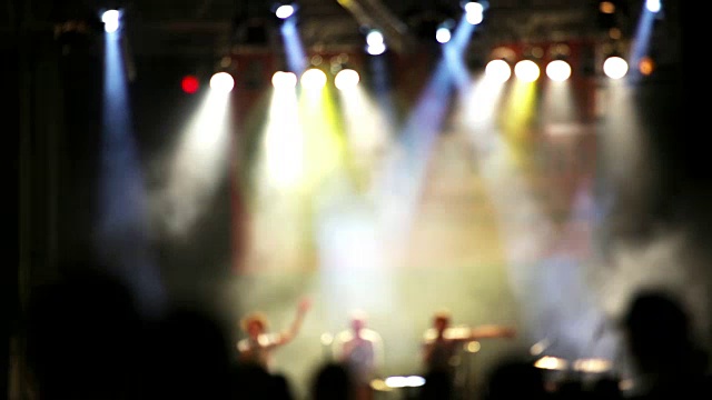 流行音乐会散场场景:灯光闪烁，歌手举手视频素材