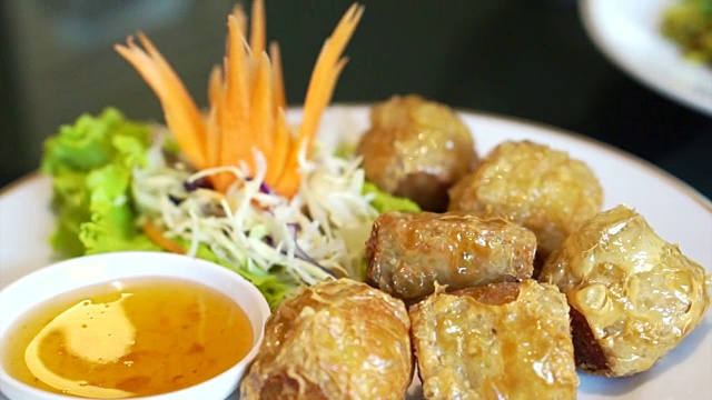 中餐馆食物梅子酱蟹卷饼视频素材