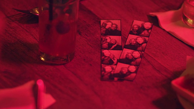酒吧桌上照相亭的指纹视频下载
