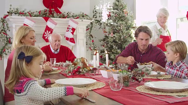 祖母在R3D拍摄的圣诞大餐上带来了火鸡视频素材
