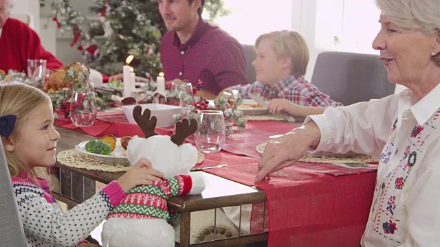 女孩与祖母享受圣诞大餐拍摄的R3D视频素材