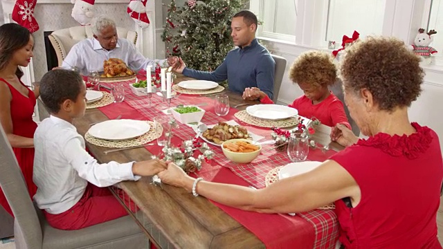 家人在圣诞餐前祷告，R3D拍摄视频素材