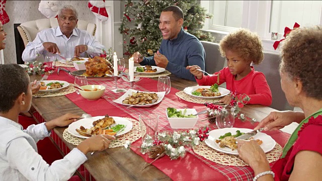 家人与祖父母享受圣诞大餐拍摄的R3D视频素材