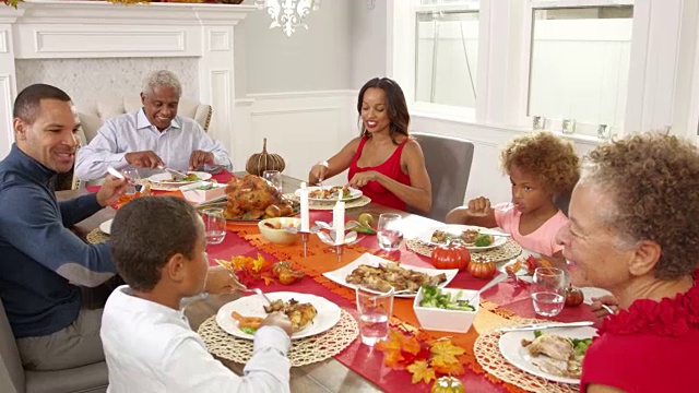 家庭享受感恩节大餐桌上拍摄的R3D视频素材