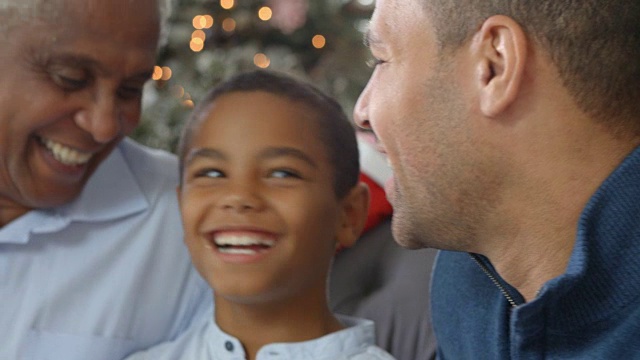 特写男孩与祖父和父亲在圣诞节视频素材