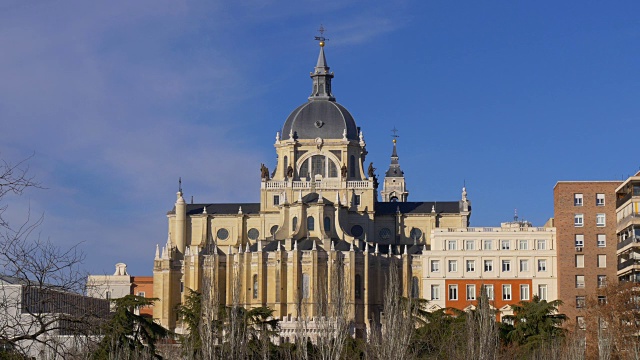 西班牙晴朗的一天蔚蓝的天空马德里阿慕德娜大教堂全景4k视频下载