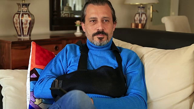 一个手臂骨折，带着手臂支架的痛苦男人视频下载