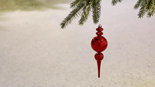 圣诞节红色的小装饰品摇摆视频素材