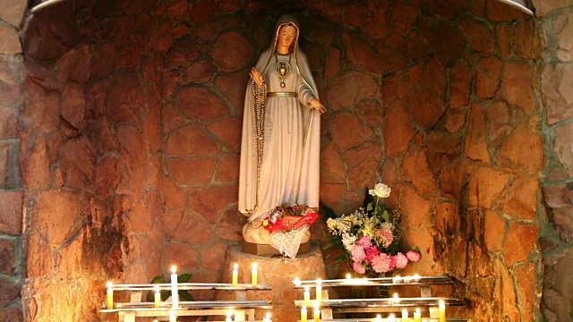 教堂里的圣像和蜡烛视频素材