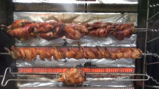 巴黎街头的烤鸡食物视频下载
