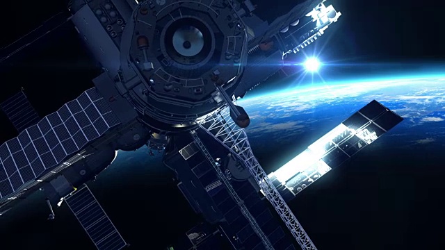 太阳背景下的空间站飞行视频素材