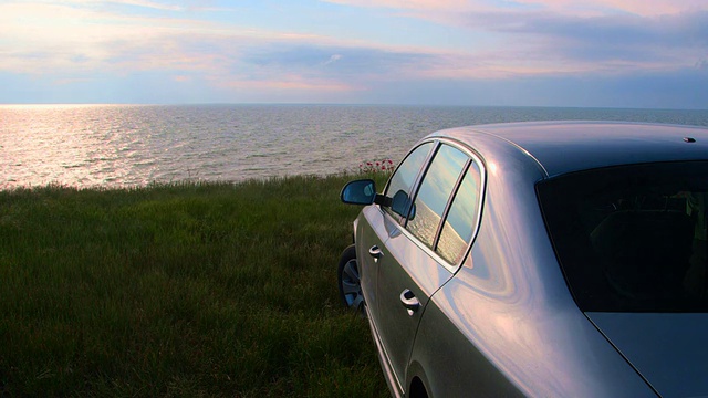 日落时，汽车停在海边视频下载