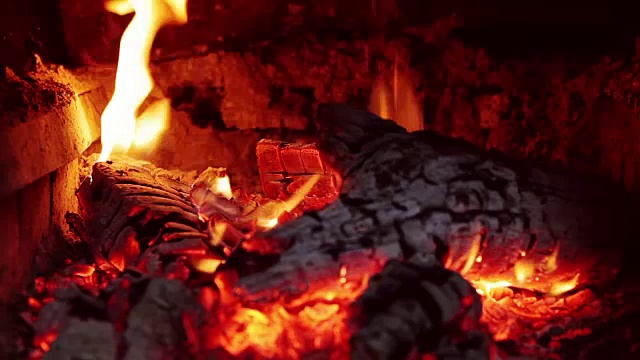 缓慢燃烧的壁炉火特写视频素材
