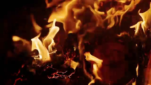 缓慢燃烧的壁炉灰烬特写视频素材
