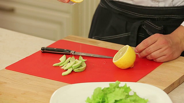厨师将鳄梨切片做沙拉视频素材
