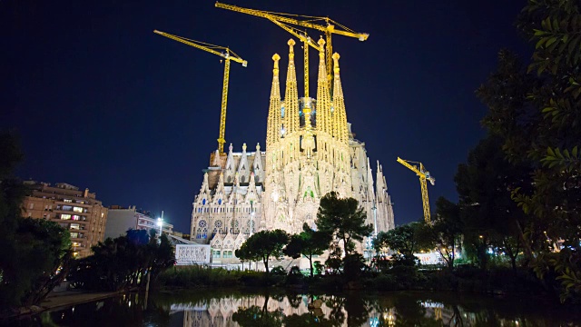 夜光圣家族公园池塘视图4k时间流逝西班牙巴塞罗那视频下载