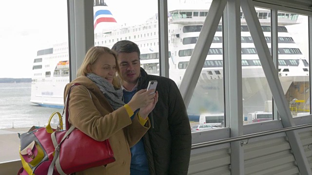 一对幸福的夫妇在港口用手机自拍视频素材