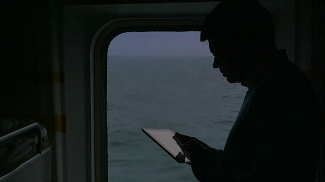 在航行中使用触摸板的人视频素材
