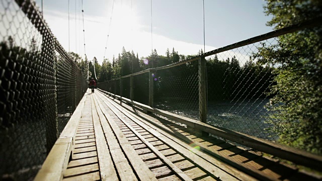 在吊桥上行走的年轻人视频下载