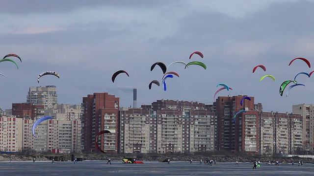 彩色的风筝在天空的城市视频素材
