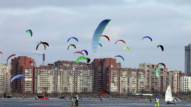 在城市上空放风筝视频素材