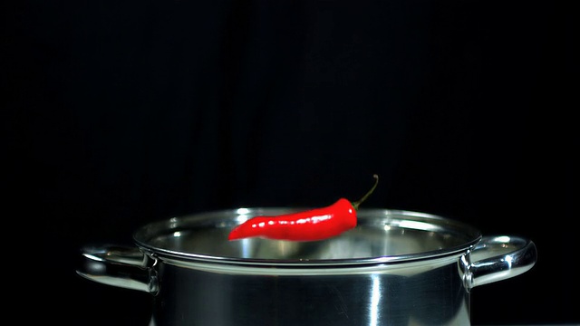 红辣椒掉进锅里视频素材