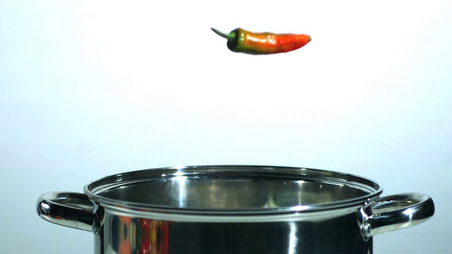 墨西哥辣椒掉在锅里视频素材