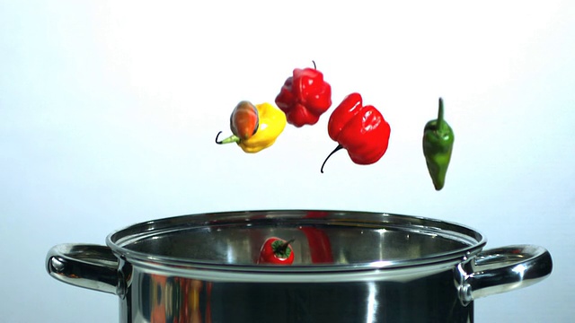 各种辣椒落在锅里视频素材