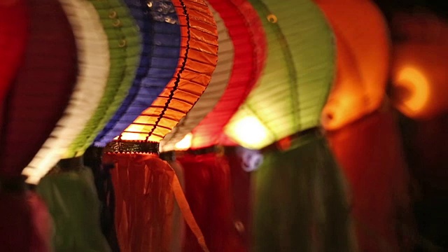 篱笆上的亚洲灯笼。视频素材