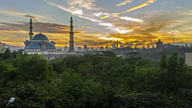 时间流逝。日出在联邦清真寺，吉隆坡与剪影吉隆坡城市天际线。视频素材