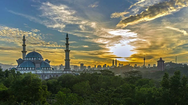 时间流逝。日出在联邦清真寺，吉隆坡与剪影吉隆坡城市天际线。视频素材