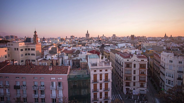 西班牙巴伦西亚市日落全景从屋顶上4k时间流逝视频素材