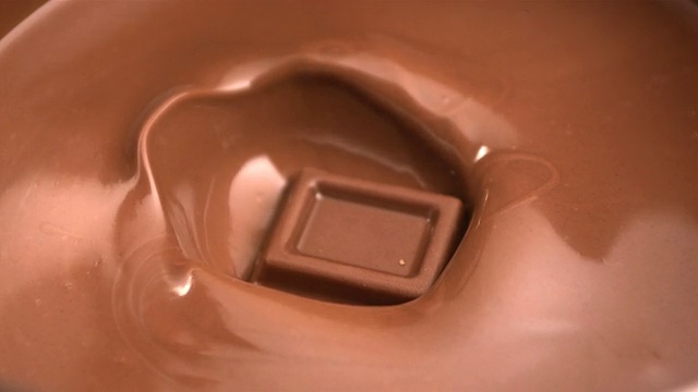方形的巧克力融化了视频素材