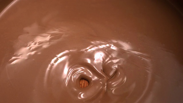 杏仁落入融化的巧克力中视频素材