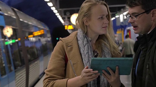 现代都市人在地铁里用垫垫视频素材