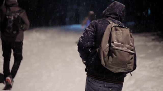 一个男人在下雪的天气走在街上视频素材