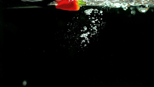 红辣椒掉进水里视频素材