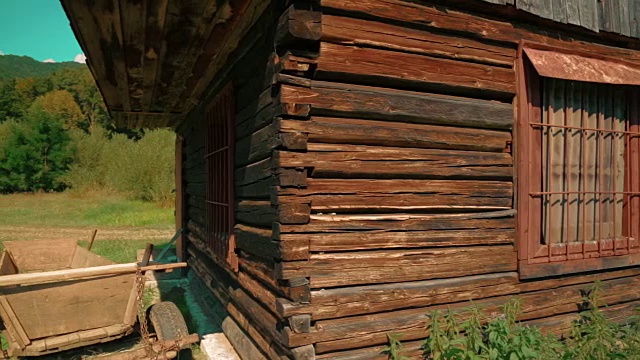 一个废弃的木屋的广角镜头视频下载