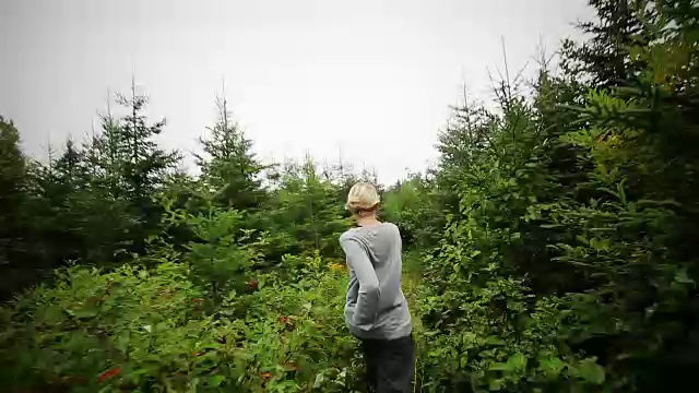 像是有人在森林里独自追赶一个女人视频素材