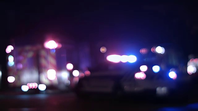 救护车，警察和消防车在晚上模糊的灯光背景视频素材