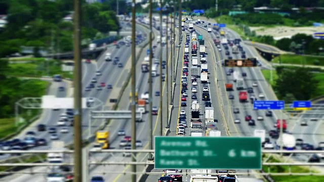在加拿大安大略省多伦多市附近的401国王高速公路倾斜视频素材
