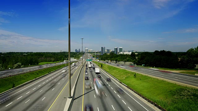 在加拿大安大略省多伦多附近的401国王高速公路的延时视频素材