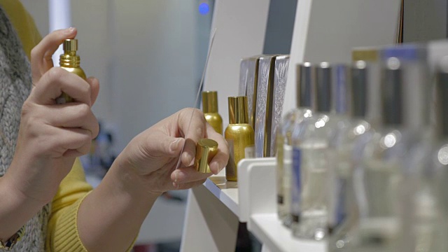 女人用测纸器测试香水视频下载