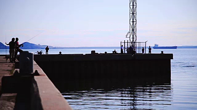 电影照片(Cinemagraph)的渔民捕鱼鲭鱼在海洋视频素材
